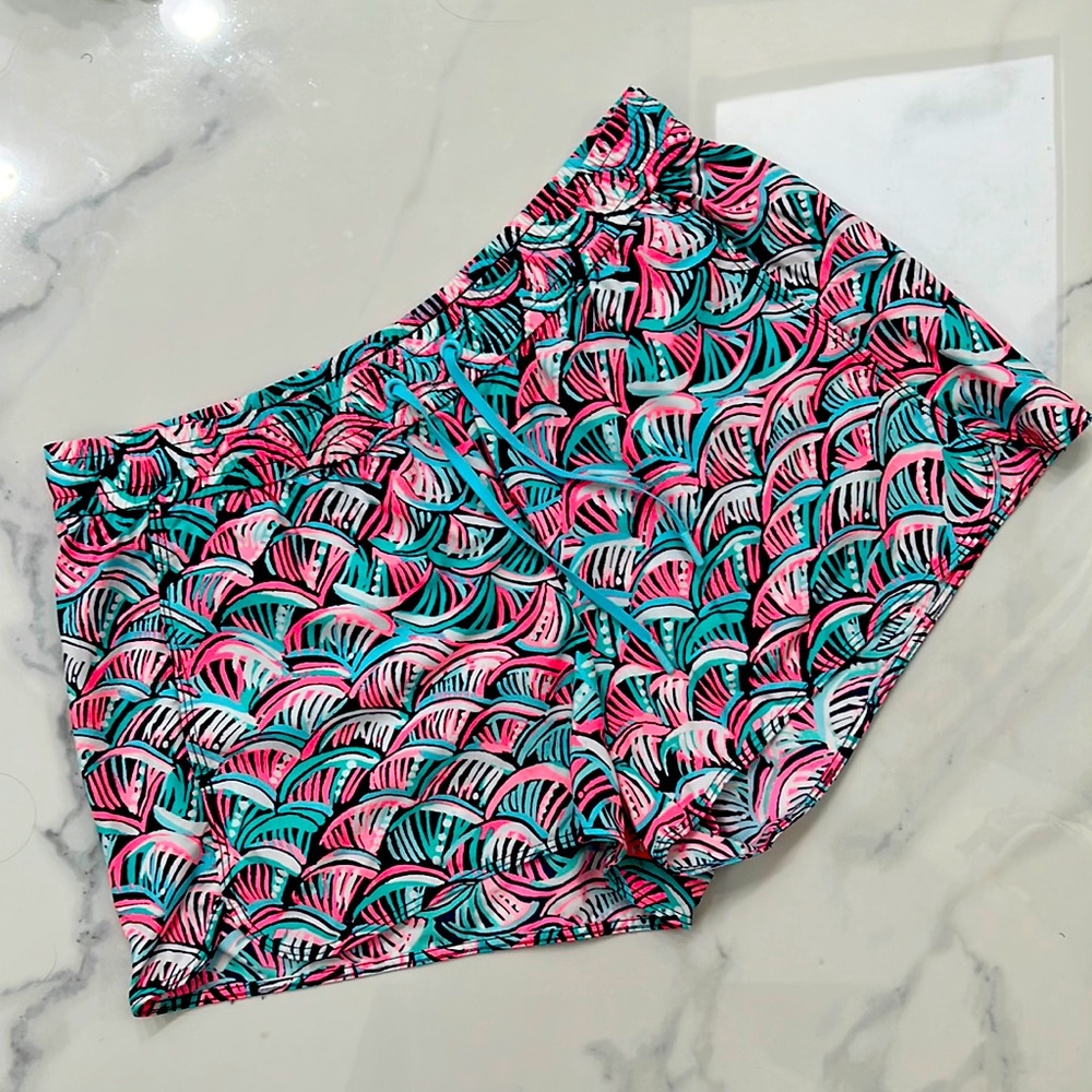 Lilly Pulitzer Seashell shorts size S. Lightweight & bright. Perfect for Summer!